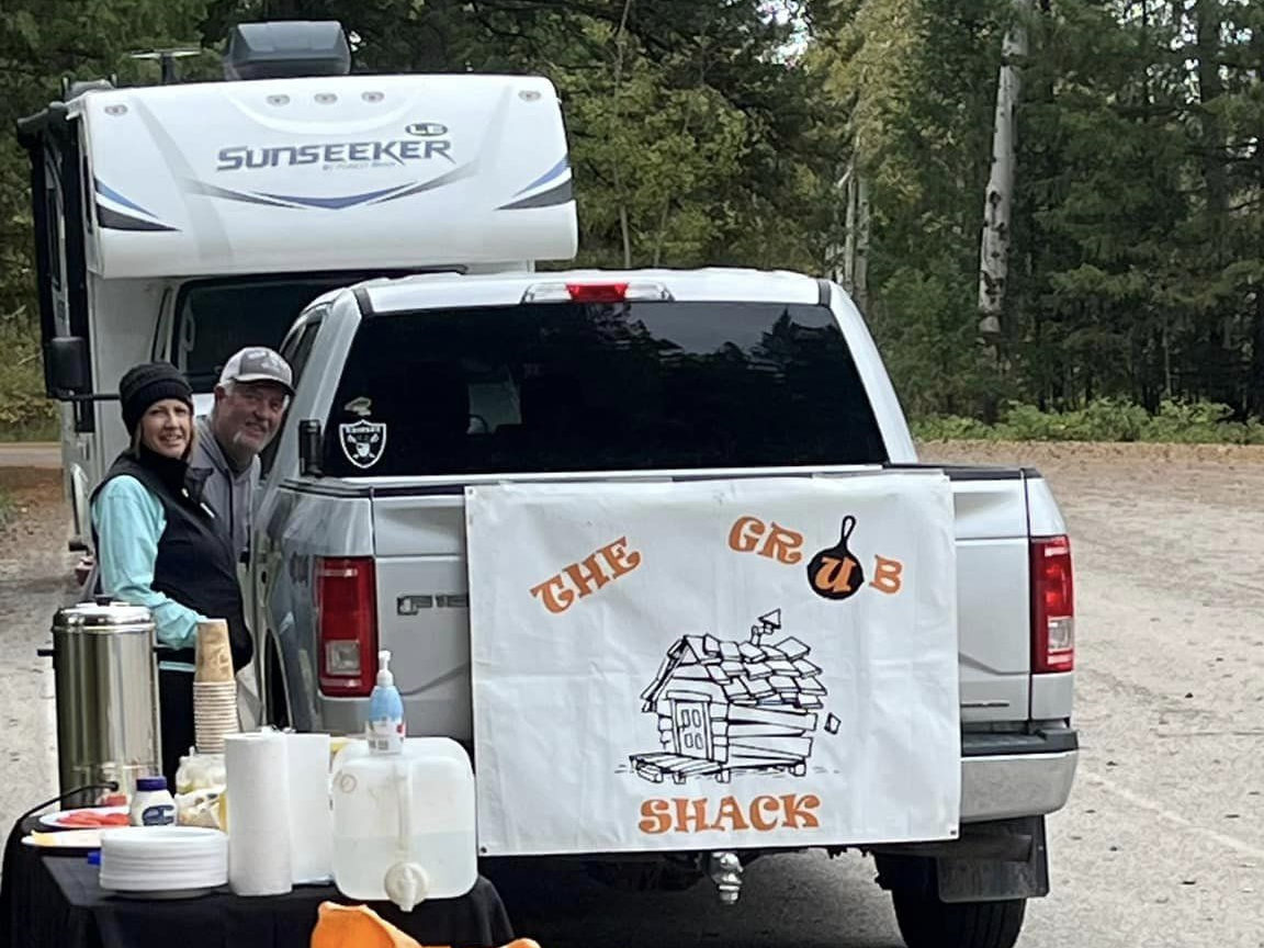 Image of the Grub Shack owners, Sterling and Susanna Nielsen providing a lunch table for volunteers.